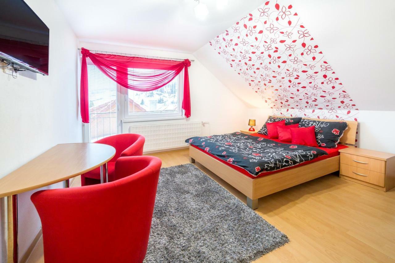 Apartmanovy Dom Adriana ツベレツ エクステリア 写真